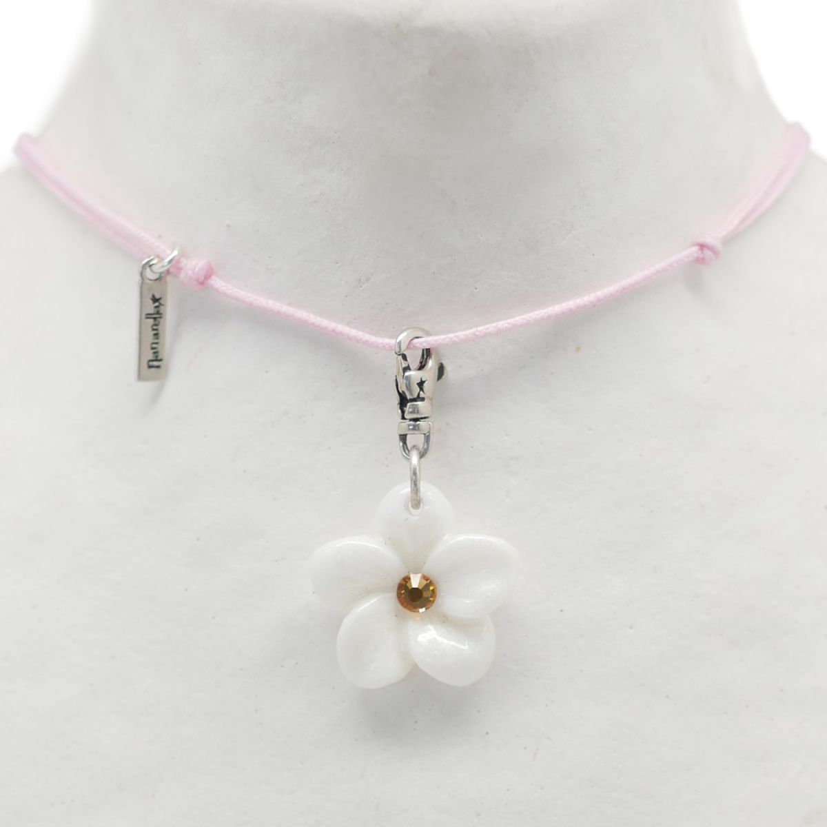 Le Ras de Cou Cordon Fixings and fastenings - 3 Le Ras de Cou Cordon Fixings and fastenings - 3