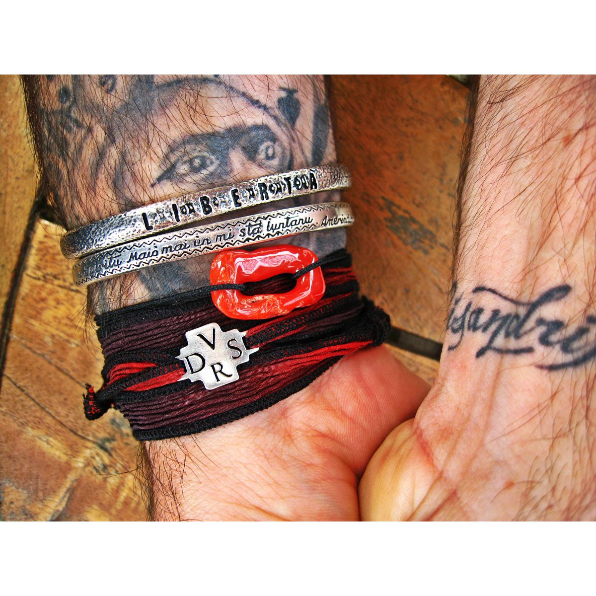 Le Bracelet en Soie avec croix DVSR Dio Vi Salvi Regina - 23 Le Bracelet en Soie avec croix DVSR Dio Vi Salvi Regina - 23