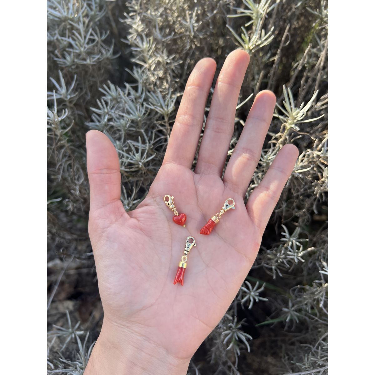 Charms La Main en Corail Gri-Gri - 9 Charms La Main en Corail Gri-Gri - 9